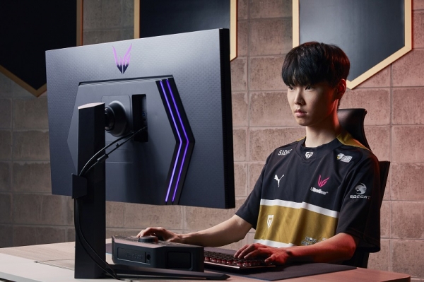 LG전자가 고객에게 몰입감 넘치는 게이밍 경험을 제공하기 위해 최적의 성능과 화질 기술을 적용한 LG 울트라기어 게이밍 모니터 신제품 3종을 출시했다. 글로벌 e스포츠 기업 젠지 이스포츠 소속 프로게이머가 LG 울트라기어 게이밍 모니터(모델명: 32GQ950)를 체험하고 있다. (사진=LG전자)