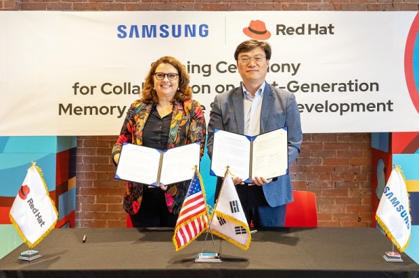 지난 13일(미 현지시간) 배용철 삼성전자 메모리사업부 AE팀 부사장(우)과 마르옛 안드리아스(Marjet Andriesse) 레드햇 아시아태평양총괄 부사장(좌)이 차세대 메모리 분야 소프트웨어 기술 상호협력을 맺었다. (사진=삼성전자)