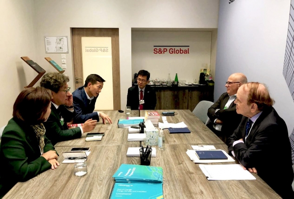 특사단으로 참여한 김동관 한화솔루션 사장(왼쪽 세 번째)의 발언을 대니얼 예긴(Daniel Yergin) S&P글로벌 부회장(오른쪽에서 첫 번째)이 듣고 있다. (사진=한화그룹)