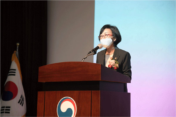 오유경 식품의약품안전처장이 27일 오후 충북 청주시 식품의약품안전처(식약처) 청사에서 취임사를 하고 있다. (사진=식품의약품안전처) 