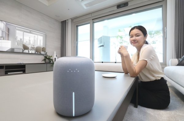 모델이 이문동 소재 모델하우스에서 기가지니를 통해 KT AI 청정환기 시스템을 구동하고 있다. (사진=KT)