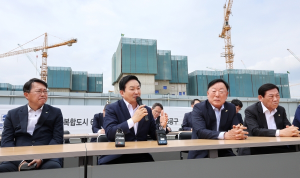 원희룡 국토교통부 장관(왼쪽 두 번째)이 30일 세종시 산울동 6-3생활권 M2 블록 주택건설 현장에서 열린 '건설산업 공급망 점검 회의'에 앞서 발언하고 있다. (사진=연합뉴스)