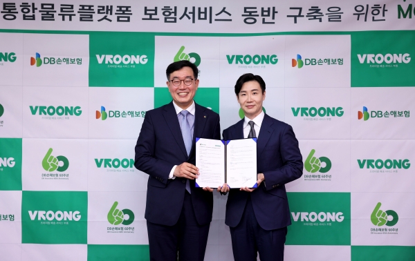 이창수 DB손해보험 법인사업부문 부사장(왼쪽), 유정범 메쉬코리아 총괄대표 의장이 지난 27일 DB금융센터에서 열린 통합물류플랫폼 보험서비스 업무협약식에 참석해 사진을 찍고 있다. (사진=DB손보)