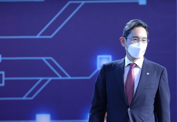 이재용 삼성전자 부회장이 지난 20일 오후 경기도 평택시 삼성전자 반도체공장을 방문한 조 바이든 미국 대통령과 윤석열 대통령을 환영하는 인사말을 하기 위해 단상에 오르고 있다. (사진=연합뉴스)