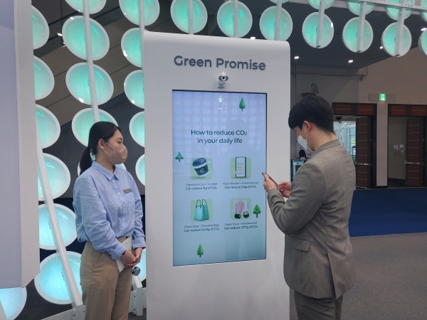 지난 24~27일 대구 엑스코(EXCO)에서 운영된 '2022 세계가스총회(WGC 2022)' SK E&S 전시부스에서 관람객들이 '그린 프로미스 존'을 체험하고 있다. (사진=SK E&S)