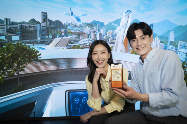 SK텔레콤 모델들이 UAM이 보편화된 미래 도시를 구현한 영상을 관람하는 장면. (사진=SK텔레콤)