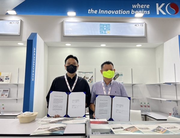 넵튠의 자회사인 확장현실(XR) 메타버스 플랫폼 개발사 맘모식스가 지난 1일 싱가포르에서 열린 정보통신 박람회에 참여해 3D 공간 구축 솔루션 전문 기업 어센트와 현장에서 업무협약(MOU)을 체결했다. (사진=넵튠)