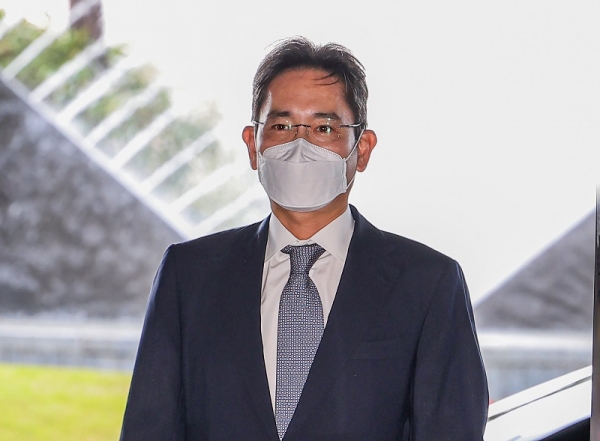 이재용 삼성전자 부회장이 31일 오후 서울 중구 신라호텔에서 열린 2022 삼성 호암상 시상식에 참석하기 위해 호텔에 도착한 뒤 이동하고 있다. (사진=연합뉴스)