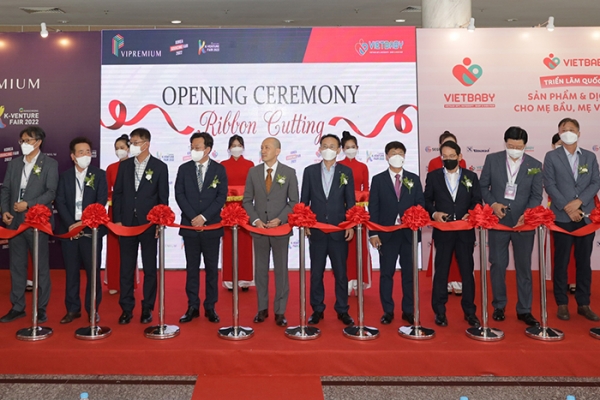 호치민 푸미흥전시장(SECC)에서 개막한 '베트남 국제 프리미엄 소비재전'과 '베트남 국제 베이비&키즈페어'를 시작으로 한국무역협회와 코엑스는 코로나 이후 3년 만에 해외전시회를 재개했다. (좌측 다섯번째부터) 강명일 주호치민총영사, 신승관 무역협회 전무, 이동기 코엑스 사장 등 주요 인사가 개막식 기념촬영을 하고있다. (사진=코엑스)