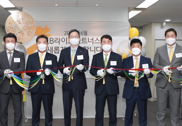 푸르덴셜생명이 2일 프리미엄 판매전문회사인 ‘KB라이프파트너스'의 출범식을 진행했다. (왼쪽부터) 김정수 대표이사 사장, 김성수 영업총괄 본부장, 민기식 푸르덴셜생명 대표이사 사장, 김동연 LP, 강신규 SM, 김용호 AM가 출범식에 참석해 기념촬영을 하고 있다. (사진=푸르덴셜생명)