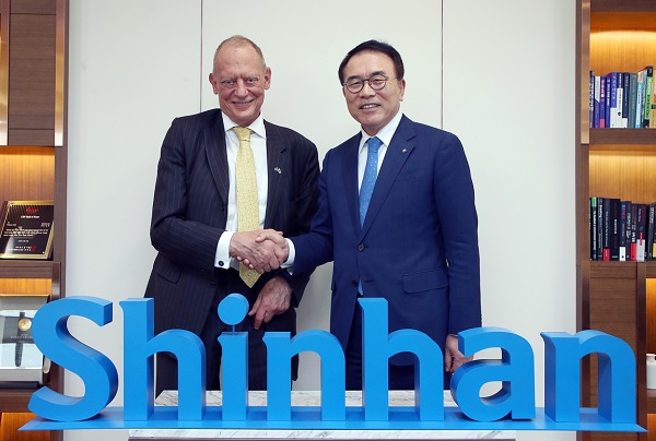 (왼쪽부터) 게리 그림스톤 영국 국제통상부 부장관, 조용병 신한금융그룹 회장이 3일 신한금융 본사에서 지속가능 투자를 위한 금융의 역할에 대해 논의하고 기념촬영을 하고 있다. (사진=신한금융)