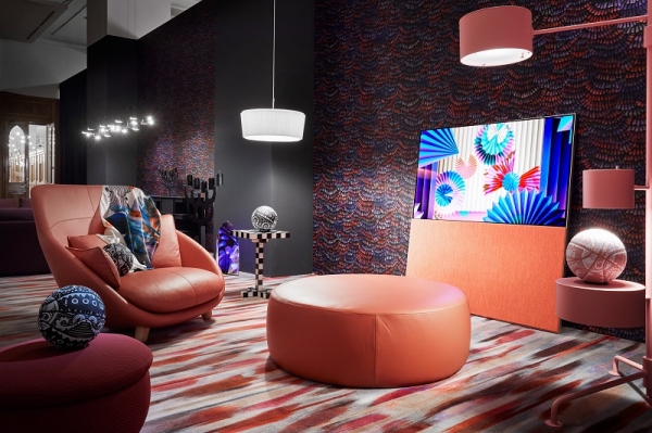 LG전자가 이탈리아 밀라노에서 현지시간 12일까지 열리는 '밀라노 디자인 위크'에 참가한다. 네덜란드 프리미엄 라이프스타일 브랜드 '모오이(Moooi)'의 특별전시관에서 관람객들이 LG 올레드 오브제컬렉션(시리즈명: 65ART90)을 감상하고 있다. (사진=LG전자)