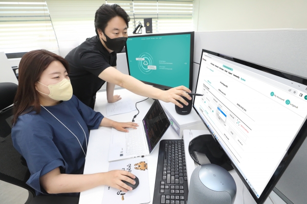 KT 직원들이 지니랩스 홈페이지를 둘러보는 모습. (사진=KT)