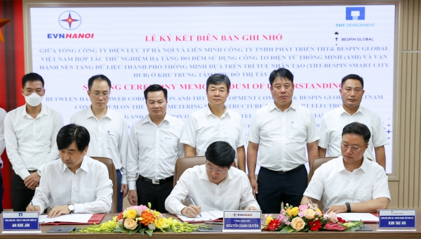 (왼쪽부터) 안국진 대우건설 THT디벨롭먼트 법인장, 응우엔 단 듀엔 하노이전력공사 대표이사, 김태호 베스핀글로벌 베트남 법인장이 AMI 구축 시범사업 MOU에 서명하고 기념촬영을 하고 있다.(사진=대우건설)