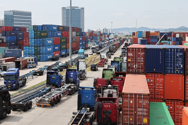 8일 오전 경기도 의왕시 내륙컨테이너기지(ICD)에 화물차들이 멈춰 서 있다 (사진=연합뉴스)