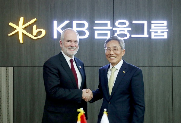 윤종규 KB금융그룹 회장(오른쪽)과 토마스 앙커 크리스텐센 덴마크 기후대사(왼쪽)가 탄소중립을 위한 양국 간 협력방안 등을 논의한 후 기념촬영을 하고 있다. (사진=KB금융그룹)