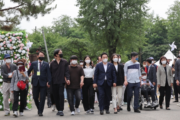 원희룡 국토교통부 장관이 용산공원 개방에 시민들과 함께 입장하는 모습. (사진=연합뉴스)