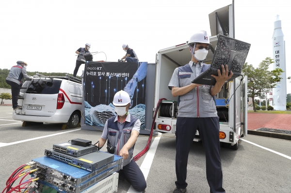 KT 직원들이 누리호 발사 순간을 전 세계로 원활하게 중계하기 위한 누리호 발사 통신지원센터를 나로우주센터 광장에 구축하고 방송회선을 점검하고 있다. (사진=KT)