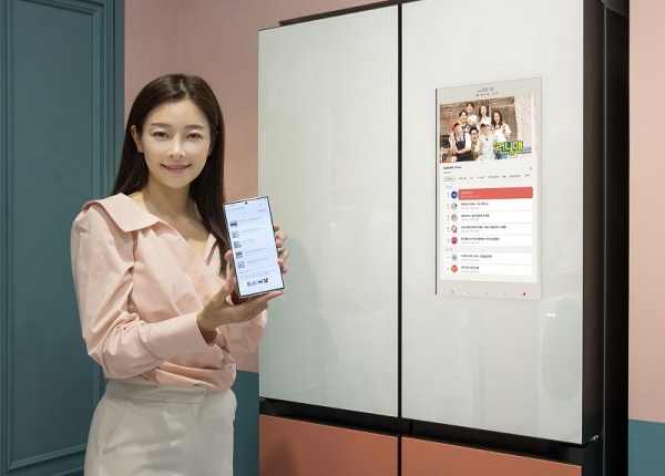 삼성전자 모델이 '스마트싱스 홈 라이프(SmartThings Home Life)' 업데이트로 한 차원 진화된 사용 경험을 제공하는 삼성 비스포크 냉장고를 소개하고 있는 모습. (사진=삼성전자)