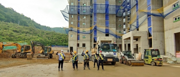 지난해 7월 전남 여수 신축아파트 공사현장에서 현장 관계자들이 장마대비 안전점검을 실시하고 있는 모습. (사진=부영그룹)
