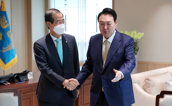 윤석열 대통령과 한덕수 국무총리가 13일 오전 서울 용산 대통령실 청사 집무실에서 열린 주례회동 사전환담에 참석, 악수하고 있다. (사진=연합뉴스)