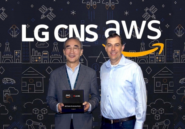 김영섭 LG CNS 사장(왼쪽)과 맷 가먼 AWS 수석 부사장이 LG CNS의 'AWS 프리미어 티어 파트너' 자격 획득 기념 사진을 촬영하고 있다. (사진=LG CNS)