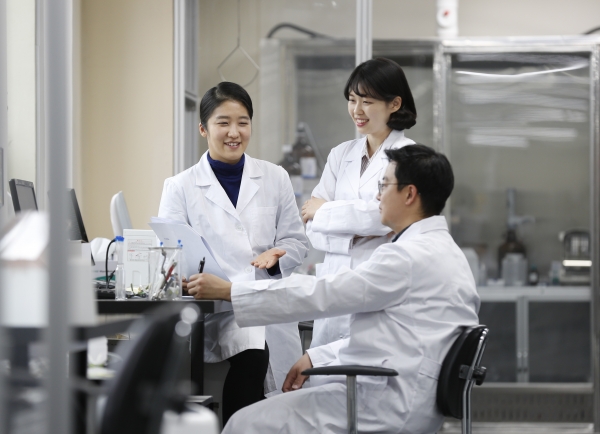 금호석유화학 직원들이 연구실에서 대화를 나누고 있다. (사진=금호석유화학그룹)