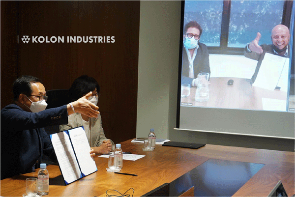 장희구 코오롱인더스트리 대표이사 사장(왼쪽)이 지난해 8월 26일 스위스 Gr3n 대표와 화상회의 방식으로 친환경 플라스틱 화학 재생기술 사업 양해각서(MOU)를 맺고 있다. (사진=코오롱인더스트리)