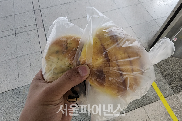 서울 목동역 제과점에서 구매한 크림치즈 먹물찰빵(왼쪽)과 마약옥수수빵. (사진=김종현 기자)