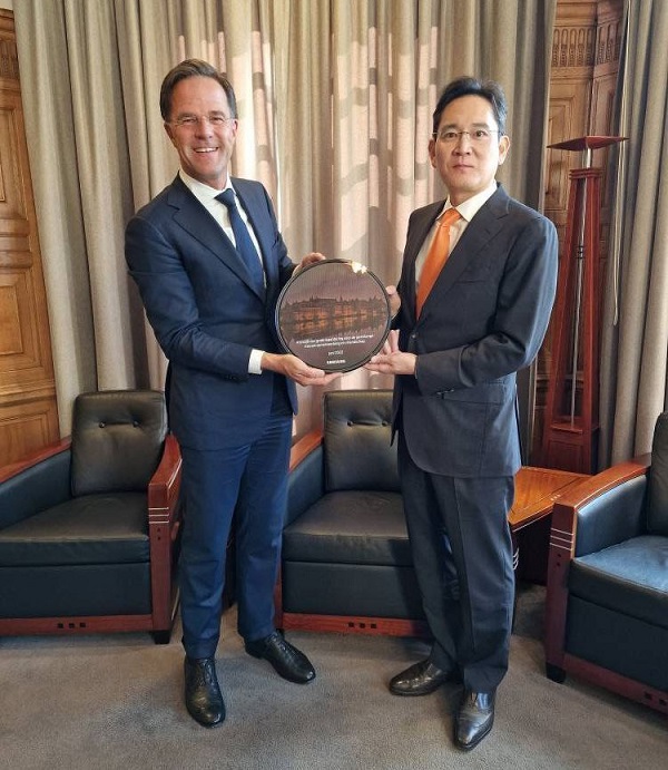 이재용 삼성전자 부회장이 14일(현지시간) 네덜란드 헤이그에 있는 총리 집무실에서 마르크 뤼터 네덜란드 총리와 만나 반도체 협력 방안 등을 논의했다. (사진=삼성전자)