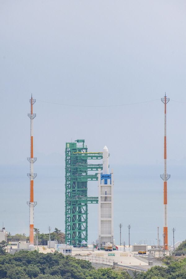 순수 국내 기술로 설계·제작된 한국형 발사체 누리호(KSLV-Ⅱ) 2차 발사 예정일을 하루 앞둔 15일 오전 전남 고흥군 나로우주센터 발사대에서 누리호가 기립해 있다. (사진=연합뉴스)
