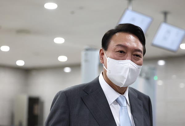 윤석열 대통령이 15일 오전 용산 대통령실 청사로 출근하며 취재진의 질문에 답하고 있다. (사진=연합뉴스)