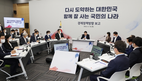 윤석열 대통령이 16일 오전 경기도 성남시 판교 제2테크노밸리 기업성장센터에서 열린 새정부 경제정책방향 발표 회의에서 발언을 하고 있다. (사진=연합뉴스)