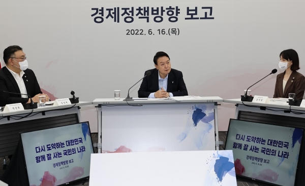 윤석열 대통령이 16일 오전 경기도 성남시 판교 제2테크노밸리 기업성장센터에서 열린 새정부 경제정책방향 발표 회의에서 발언을 하고 있다. 왼쪽부터 김성재 서울대 반도체공동연구소장, 윤석열 대통령, 김지원 레드윗 대표. (사진=연합뉴스)