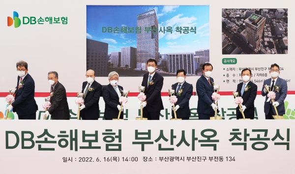 김남호 DB그룹 회장(왼쪽 다섯번째), 김정남 DB손해보험 부회장(왼쪽 네번째), 김영만 DB생명 사장(사진왼쪽 여섯번째)과 주요 관계자들은 지난 16일 부산 서면에서 열린 신사옥 착공식에 참석해 기념촬영을 하고 있다. (사진=DB손보)