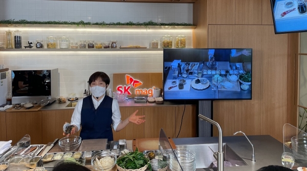 지난 3월 SK매직 브랜드 체험공간 잇츠매직에서 조은희 셰프가 마스터클래스를 진행하고 있는 모습 (사진=SK매직)