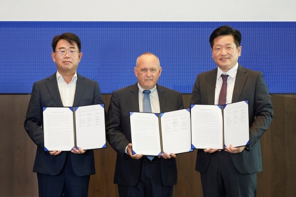 삼성전자가 인스파이어, 현대퓨처넷과 서울 여의도에 위치한 IFC 빌딩에서 '인스파이어 엔터테인먼트 리조트 미디어 시설 구축을 위한 업무협약(MOU)'을 20일 체결했다. 사진 왼쪽부터 오치오 삼성전자 한국총괄 부사장, 레이 피놀트(Ray Pineault) 모히건 대표, 류성택 현대퓨처넷 대표. (사진=삼성전자)