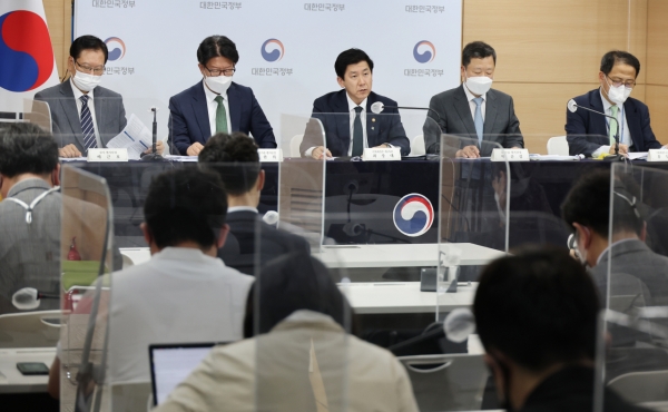 최상대 기재부 2차관이 20일 오후 정부서울청사 브리핑실에서 2021년도 공공기관 경영평가 주요 결과를 발표하고 있다. 왼쪽부터 배근호 감사 평가단장, 김완희 준정부기관 평가단장, 최상대 2차관, 박춘섭 공기업 평가단장, 홍두선 기재부 공공정책국장. (사진=연합뉴스)