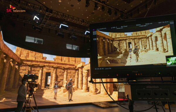 팀 스튜디오에서 대형 LED 월 스테이지를 배경으로 촬영을 진행하는 모습. (사진=SK텔레콤)