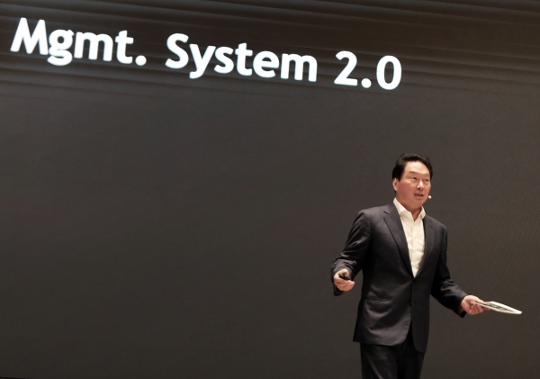 최태원 SK그룹 회장이 지난 17일 서울 광진구 그랜드 워커힐 서울에서 열린 ‘2022년 SK 확대경영회의’에서 마무리 발언을 하고 있다. (사진=SK)