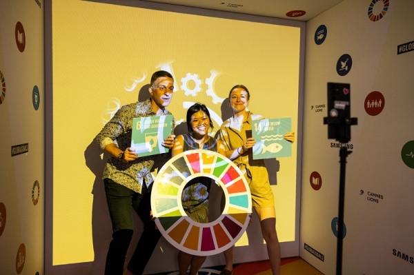 삼성전자가 프랑스 칸에서 개막한 세계 최대의 광고 페스티벌 '2022년 칸 라이언즈(Cannes Lions)'에서 '삼성 지속가능발전목표(Samsung Global Goals)'와 활동 사례를 공유한다. 현지에 마련된 체험 부스를 방문한 관람객들이 갤럭시 S22 울트라로 기념사진을 촬영하고 있다. (사진=삼성전자)