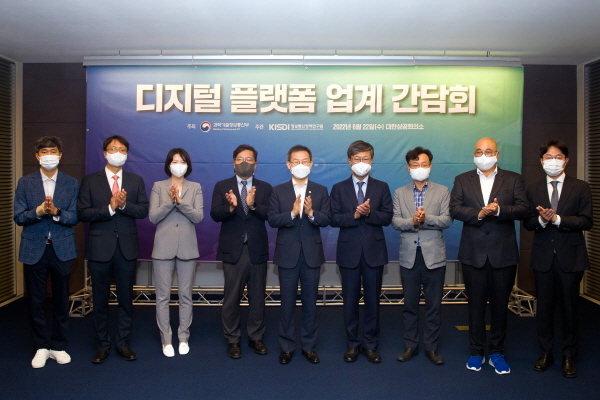 이종호 과학기술정보통신부 장관이 22일 오전 서울 중구 대한상공회의소에서 열린 '디지털 플랫폼 업계 간담회' 에 참석해 기념촬영 하고 있다. (왼쪽부터) 김재현 당근마켓 공동대표, 박대준 쿠팡 대표이사, 최수연 네이버 대표이사, 권남훈 건국대학교 경제학과 교수, 이종호 과학기술정보통신부 장관, 이원우 서울대학교 법학전문대학원 기획부총장, 박성호 한국인터넷기업협회장, 남궁훈 카카오 대표이사, 김범준 우아한형제들 대표이사. (사진=과학기술정보통신부)