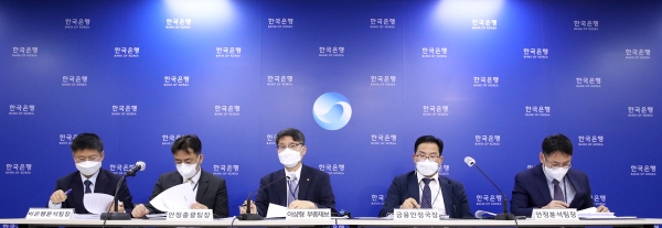 22일 오전 10시 서울 중구 한국은행에서 열린 '2022년 6월 금융안정보고서' 설명회. 이범호 비은행분석팀장(사진 왼쪽부터), 임광규 안정총괄팀장, 이상형 부총재보, 이정욱 금융안정국장, 이대건 안정분석팀장. (사진= 한국은행)