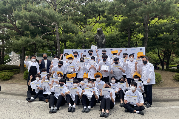 대림대학교 호텔조리과 학생들과 교수들이 지난 21일 대림대학교에서 열린 수료식에서 기념사진을 촬영하고 있다. (사진=대림대학교 호텔조리과)