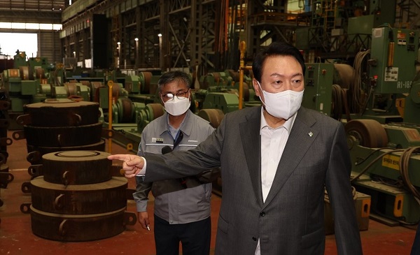 원자로 제작 공장 과거와 현재 설명받는 윤석열 대통령. (사진=연합뉴스)