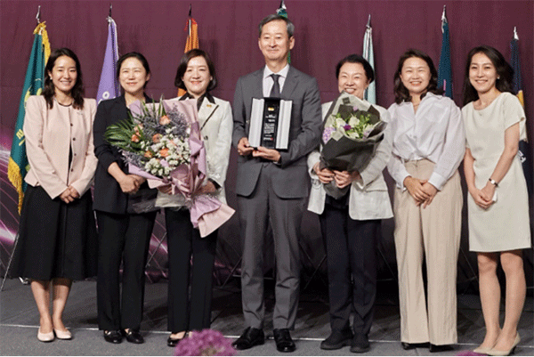 최은석 CJ제일제당 대표이사(가운데)가 지난 24일 서울 중구 플라자호텔에서 열린 제27회 BPW 골드어워드 시상식에서 상을 받은 뒤 CJ제일제당의 여성 임원 등과 기념사진을 찍고 있다. 왼쪽부터 장민아 CJ제일제당 ESG센터장, 김소영 CJ제일제당 AHN사업본부장, 장영자 BPW한국연맹 회장, 최은석 CJ제일제당 대표이사, 민희경 CJ사회공헌추진단장, 김숙진 CJ제일제당 비비고그룹장, 신유진 CJ제일제당 만두GSP장. (사진=CJ제일제당)