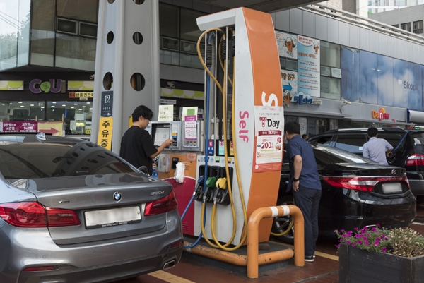 SK네트웍스의 모빌리티 통합멤버십 서비스인 'Most'가 SK텔레콤의 T멤버십 'T Day'와 손잡고 전국 SK네트웍스 직영주유소에서 석유제품을 리터당 200원 할인하는 이벤트를 고객 성원에 힘입어 27일까지 연장 운영한다고 26일 밝혔다. 운전자들이 기름을 넣기 위해 주유기를 작동하고 있다. (사진=SK네트웍스)
