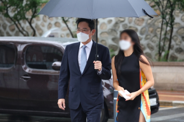 이재용 삼성전자 부회장이 딸 원주씨와 함께 제네시스 G90을 타고 와 정의선 회장 장녀 결혼식에 참석하고 있다. (사진=연합뉴스)