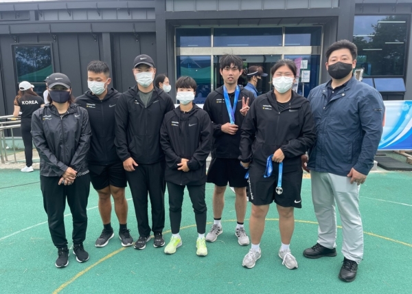 (왼쪽부터)조연희 넷마블장애인조정선수단 감독, 최범서 선수, 강이성 선수, 강현주 선수, 이승주 선수, 한은지 선수, 박승덕 서울시장애인조정연맹 회장. (사진=넷마블문화재단)