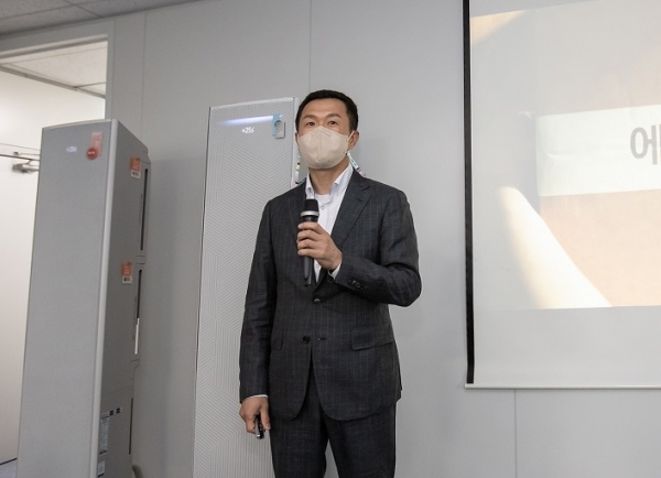 노수혁 삼성전자 생활가전사업부 상무가 28일 서울 중구 태평로빌딩에서 열린 기자간담회에서 무풍에어컨 제품과 기술을 설명하고 있다. (사진=삼성전자)